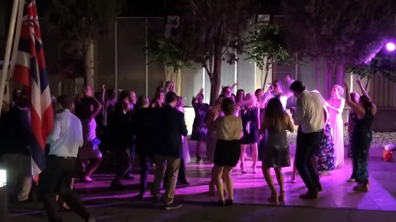 Τρελό πάρτι στην αμερικανική πρεσβεία στη Λευκωσία – Γιορτάζουν την βύθιση του τουρκικού γεωτρύπανου (βίντεο)